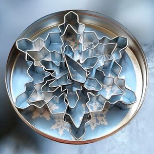 2003 R & M INTERNATIONAL Decorative Snowflakes 5 piece Cutter Set original tin.